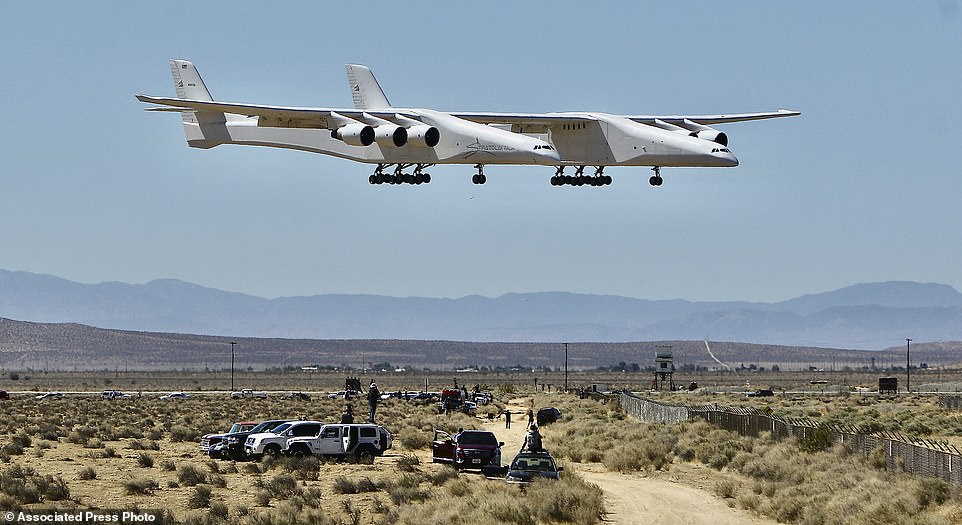 I gjerë sa një fushë futbolli, avioni gjigand kryen me sukses provën e dytë të fluturimit