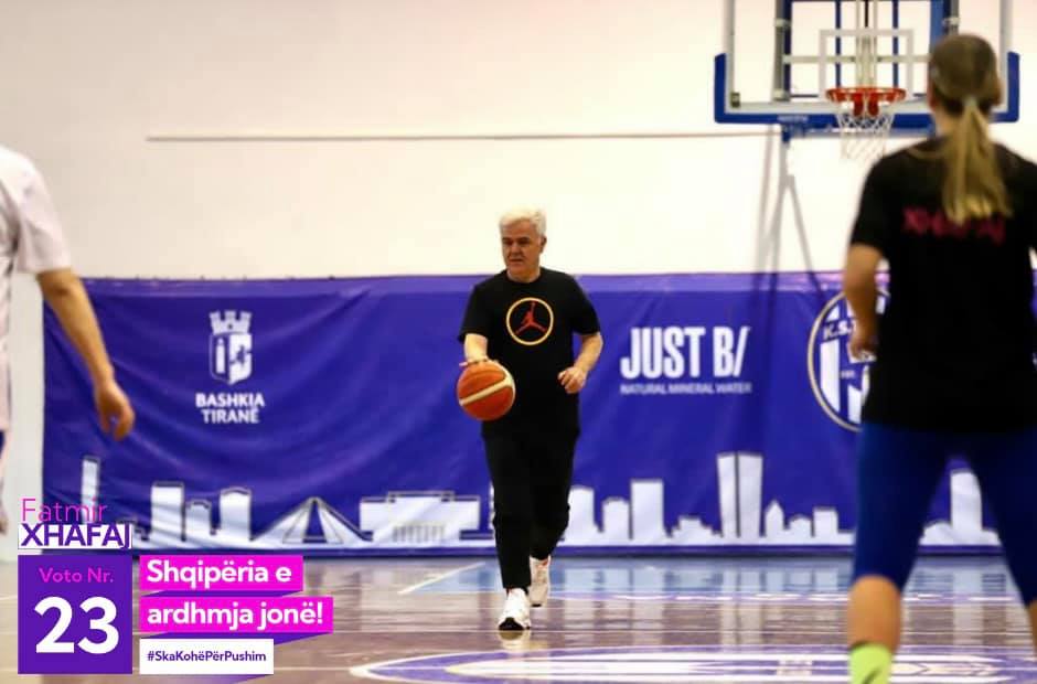 Fatmir Xhafaj heq kostumin, basketboll me të rinjtë: Për të shënuar koshat e fitores