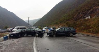 Aksident i trefishtë në “Rrugën e Kombit”, plagosen dy vajza