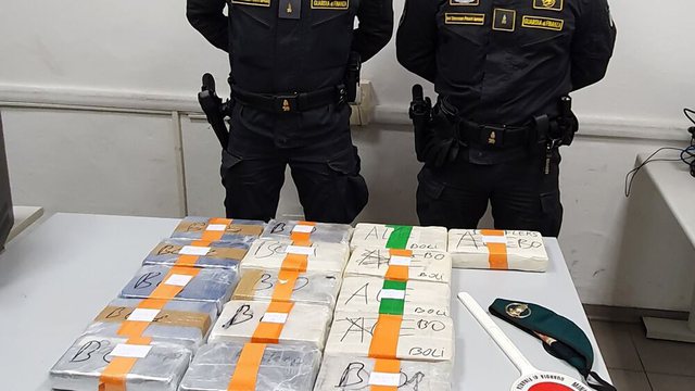 S’i ndaloi patrullës, shqiptari aksidentohet pas ndjekjes nga policia, i gjenden 17 kg kokainë