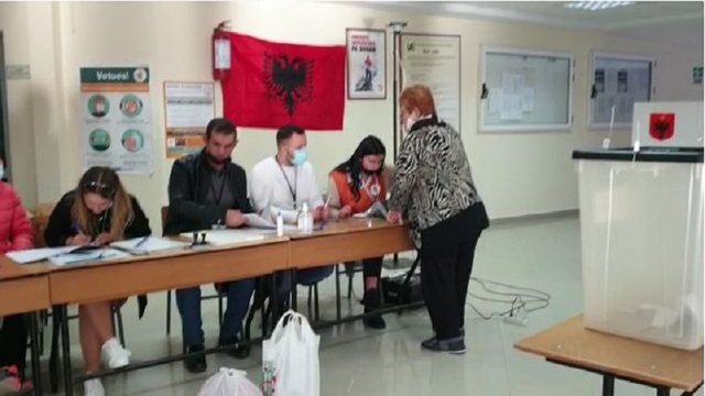 Ngatërrohen kutitë e votimit, ndërpritet procesi i votimit në dy qendra votimi në Cërrik