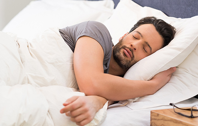 Flini më pak se 6 orë gjatë natës? Mund të rrezikoheni nga ky problem shëndetësor