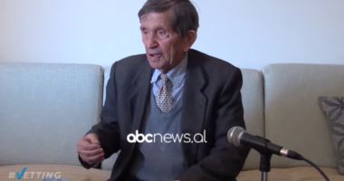 I vdiqën dy djemtë në duar, Aziz Ndreu rrëfen mes lotësh dramën e nënës: Të gjithë qanim, ajo qeshte