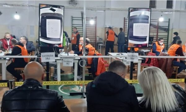 Numërimi i votave të kandidatëve për deputetë, kush kryeson mes socialistëve  në qarkun e Tiranës