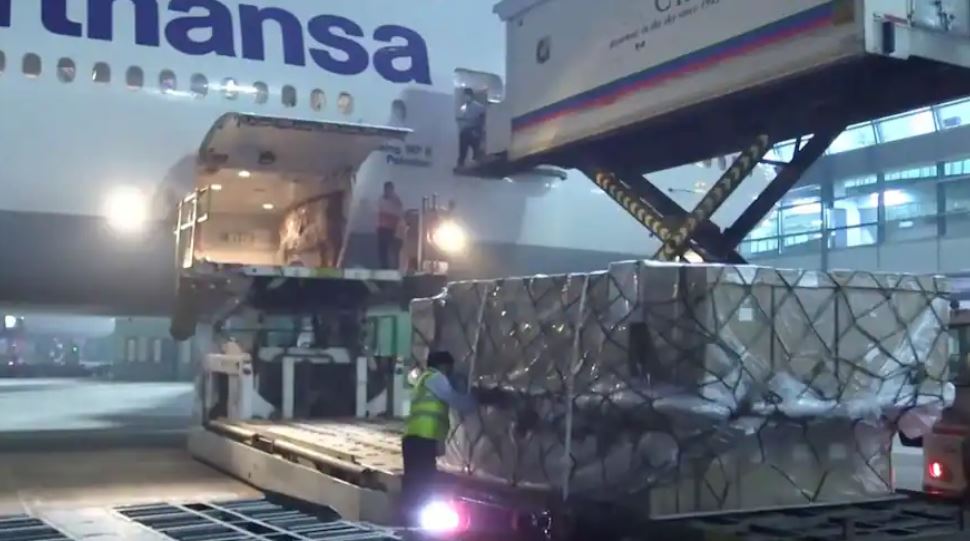 Britania ndihmon Indinë me pajijsje mjekësore, mbërrin dërgesa e parë