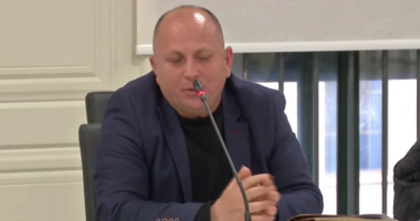 Debat në Komisionin Rregullator, zyrtari i PDIU përplaset me të LSI-së: Mos më trego rregulloren mua