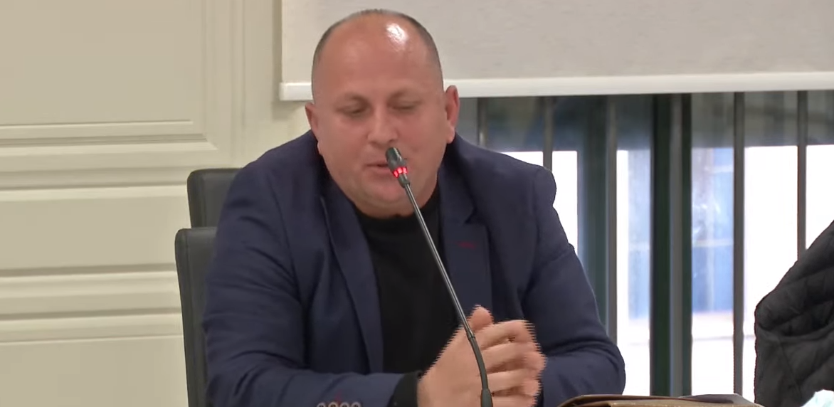 Debat në Komisionin Rregullator, zyrtari i PDIU përplaset me të LSI-së: Mos më trego rregulloren mua