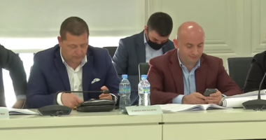 Përfaqësuesi i PS: Fleta e votimit me emra rrezikon shëndetin e votuesit, shkakton vonesa në numërim