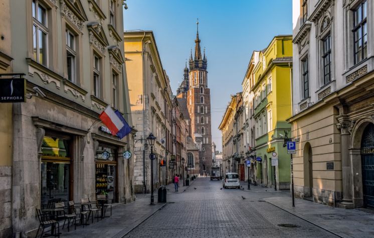 Polonia zgjat kufizimet e Covid deri në 18 Prill