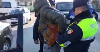 Policia ndaloi makinën për kontroll, i riu  i armatosur në Lushnje tenton të ik me vrap