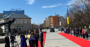 Vjosa Osmani merr zyrtarisht detyrën e presidentes së Kosovës