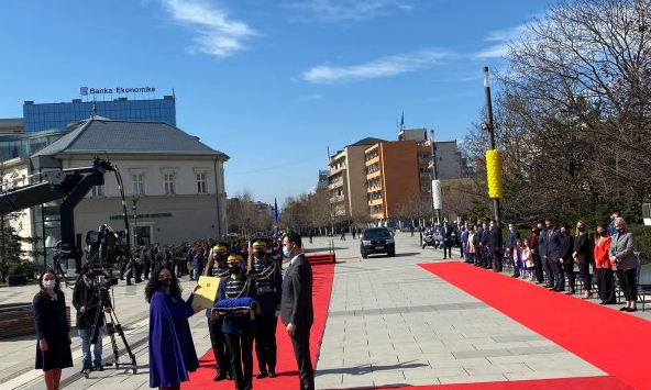 Vjosa Osmani merr zyrtarisht detyrën e presidentes së Kosovës