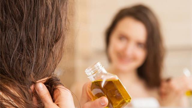 4 mënyra si t’i trajtoni flokët e djegur në kushte shtëpie