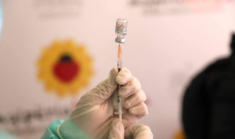 Marrin dozën e parë anti-Covid, farmacistët në Vlorë: Duhet të ishim vaksinuar më herët