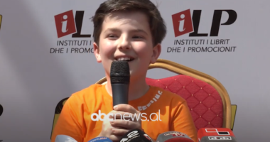 9-vjecari i spektrit autik Jamarbër Hoxha boton librin “Lulëkuqja” me 101 poezi