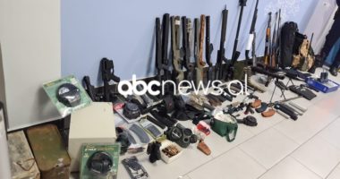 Mbajnë një front të tërë, arsenali masiv i armëve që u kap nga RENEA në Tiranë