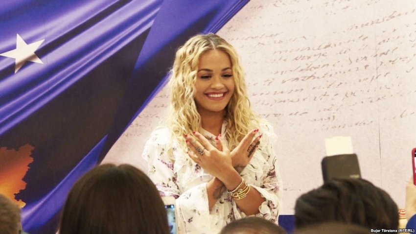 Rita Ora uron Presidenten e re të Kosovës