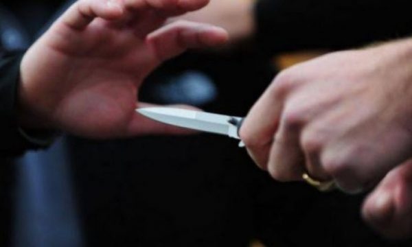 Zihen vëllezërit në Tiranë, 12 vjeçari plagos me thikë 17 vjeçarin