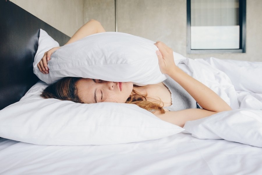 Tre gabimet që mund t’ju prishin gjumin