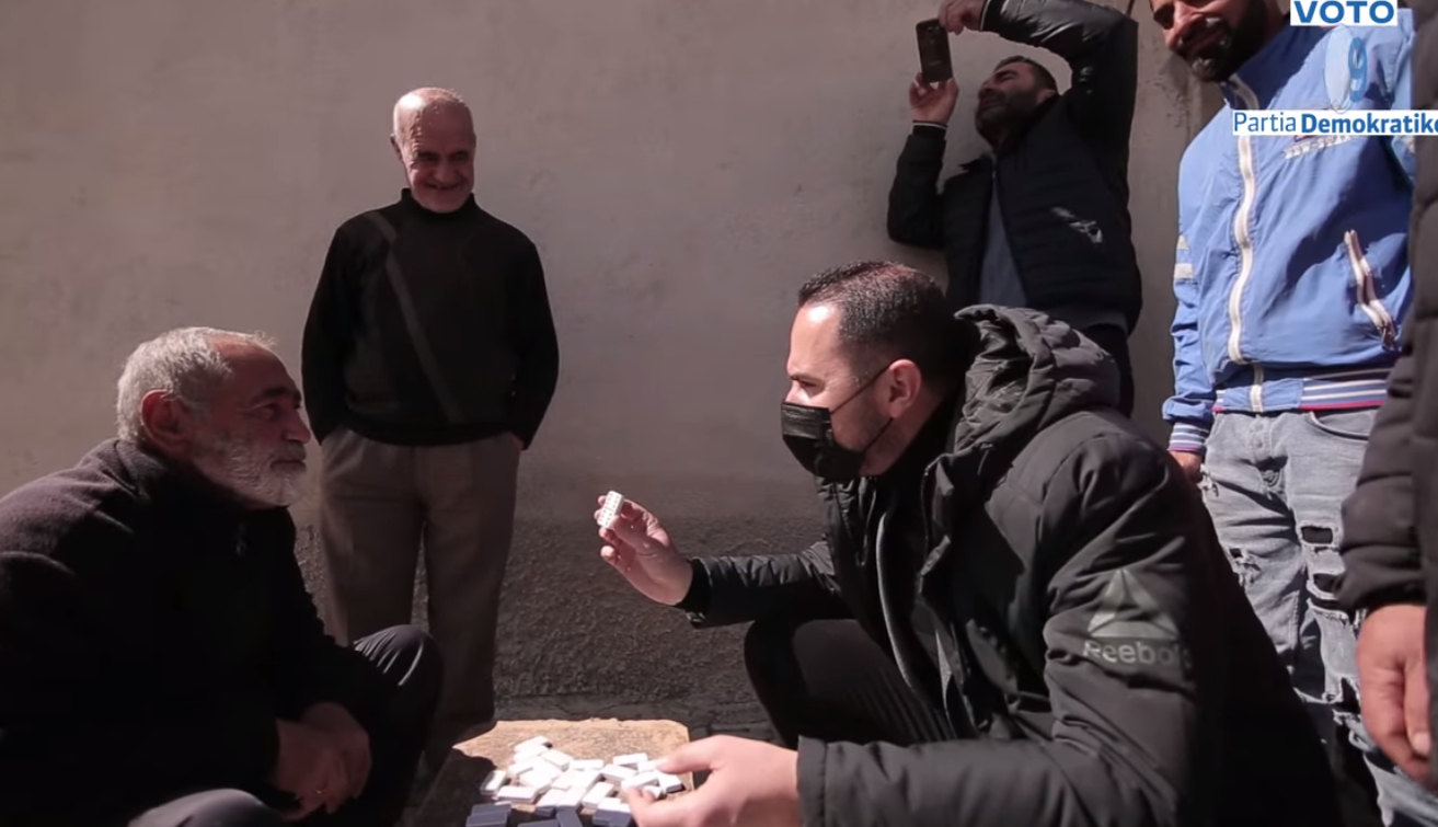 Salianji me qytetarët që luajnë domino: Do t’ia lemë Ramës dopio gjashtën në dorë