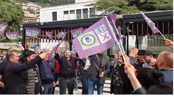 VIDEO/PS festë në Berat, Blendi Klosi hap shampanjën