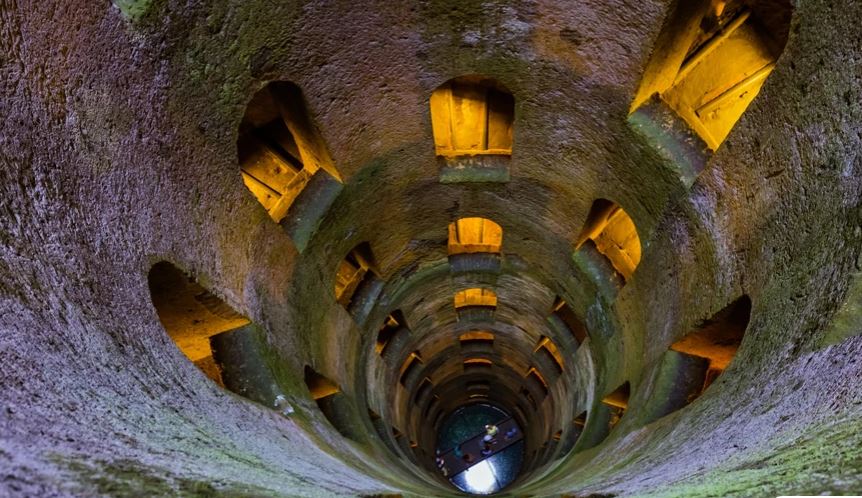 Një pus i madh, tanke, tunele dhe bodrume vere, qyteti misterioz nëntokësor në provincën italiane