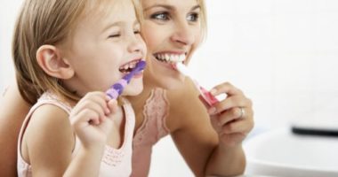 Para apo pas mëngjesit? Dentistët tregojnë kur duhet t’i lani dhëmbët