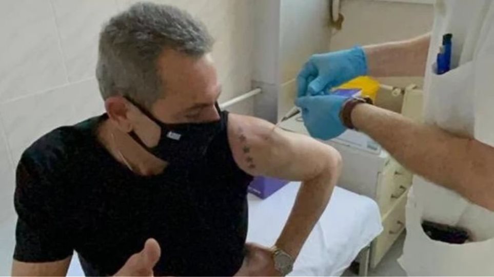 Ministri grek që kërcënonte Shqipërinë me luftë, vaksinohet në Serbi me vaksinën ruse