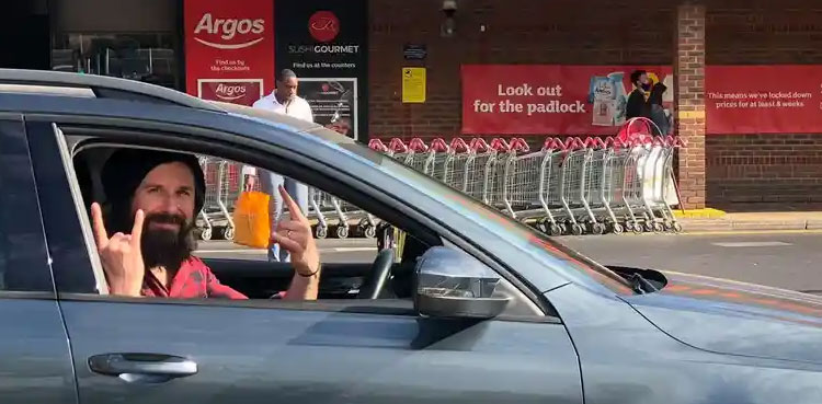 Një burrë kalon gjashtë vjet për të parkuar makinën e tij në çdo vend të supermarketit