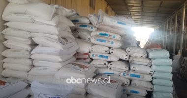 Shtrenjtohen plehrat kimikë në Fier, fermerët: Prodhimet do të dalin me kosto të lartë, nuk do të kemi fitim