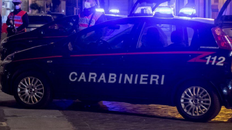 Oficeri qëllon me armë komandantin në Itali dhe mbyllet në stacionin e policisë, forcat speciale mbërrijnë në vendngjarje