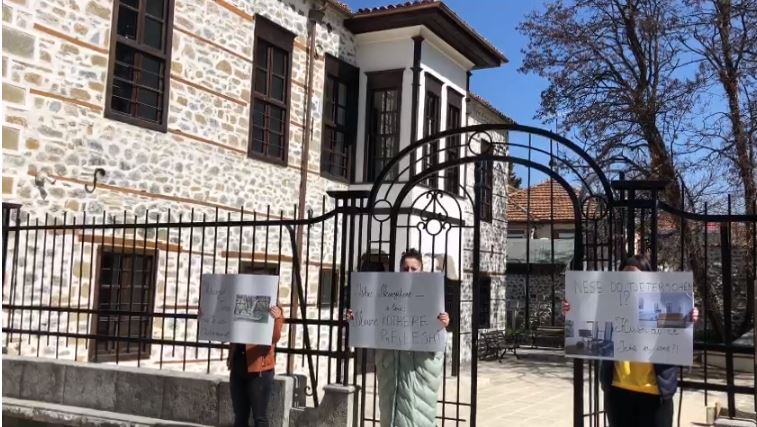 Restaurimi në Mësonjëtoren e Parë Shqipe, aktivistët në protestë: U cënua