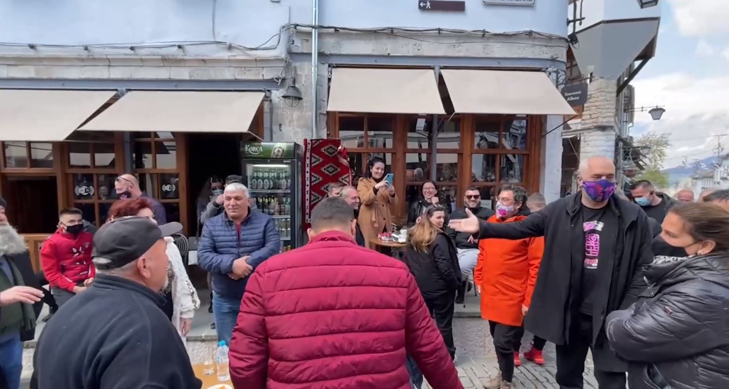 “Mirë se erdhe Edi Rama, burri që bën historinë”, kryeministri pritet me këngë në Gjirokastër