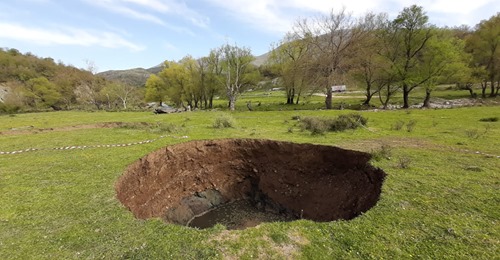 Misteri te Syri i Kaltër, hapet një tjetër gropë rreth 10 metra