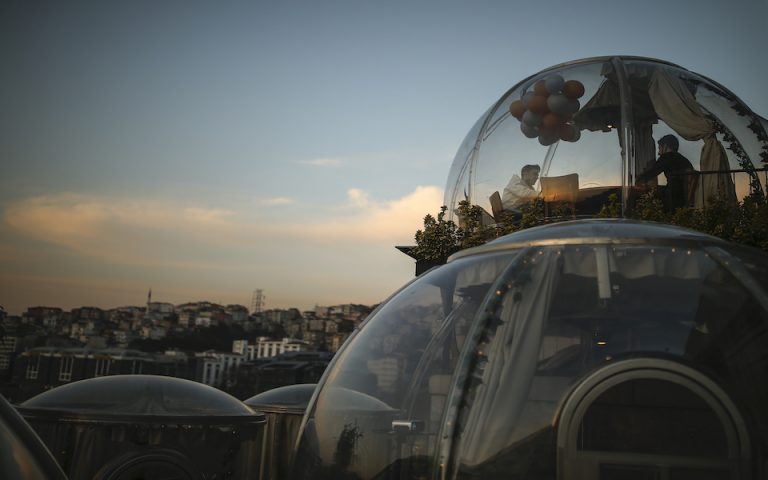 FOTO/Vala e tretë e Covid, restoranti turk krijon kupola xhami për klientët