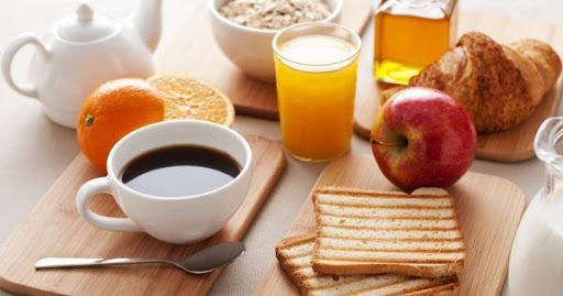 Ky është vakti që nuk duhet anashkaloni nëse doni të humbni peshë