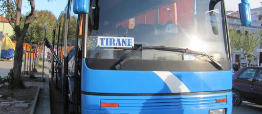 Po udhëtonte me autobus, vdes nga ataku kardiak pasagjeri në Tiranë