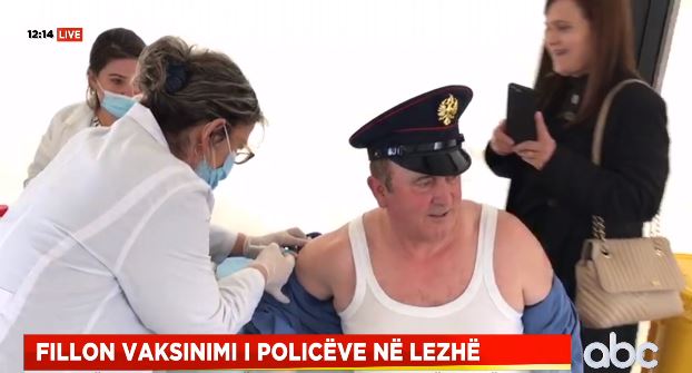 Fillon vaksinimi i policëve në Lezhë, gazetarët në pritje