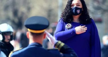 FOTO/Kujt politikane ia kopjoi fustanin Vjosa Osmani në ceremoninë e inagurimit si presidente