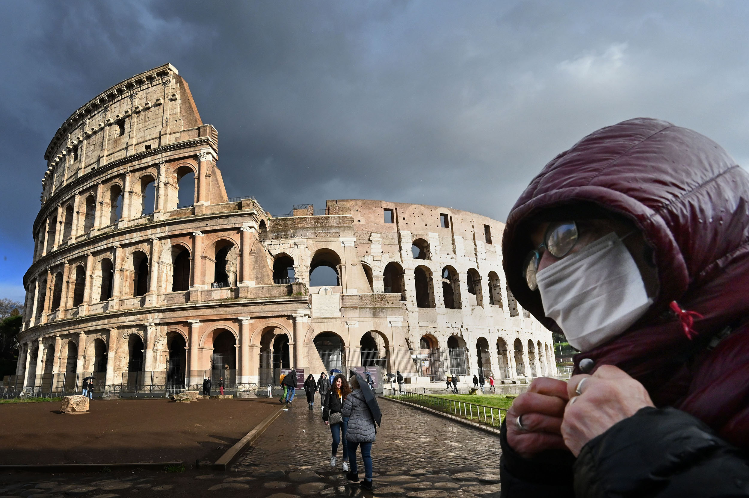 Pandemia, Italia u ndalon hyrjen udhëtarëve nga Bangladeshi