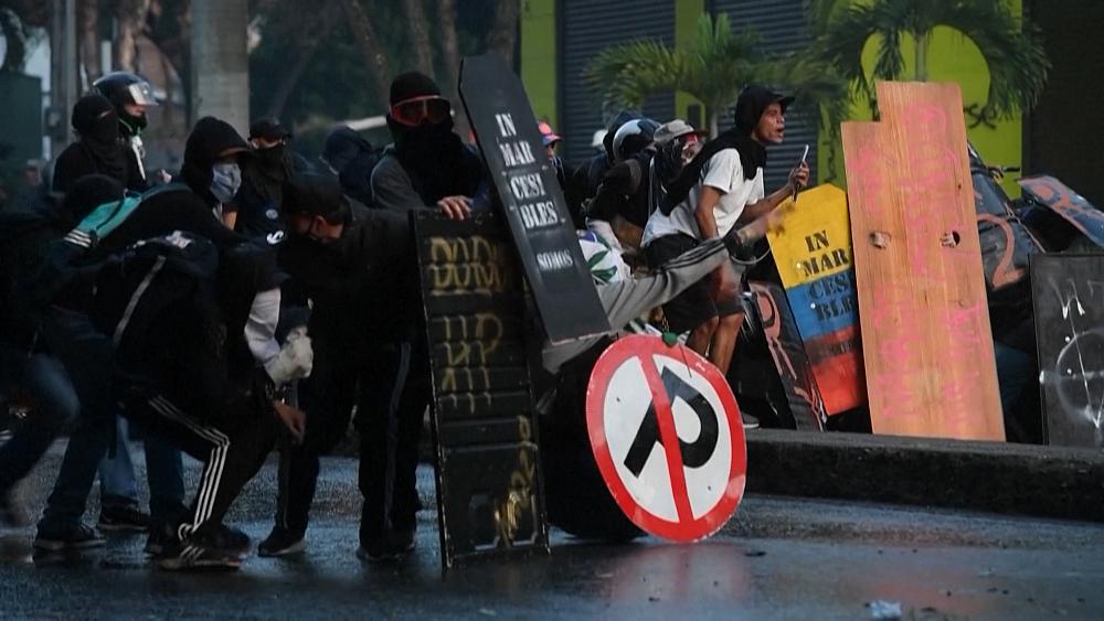 Vazhdojnë protestat në Kolumbi, përplasje midis protestuesve dhe policisë në Medelin