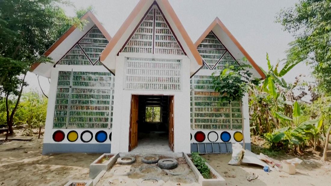 Vullnetarët në Mianmar në ndihmë të jetimëve, ndërtojnë bibliotekë me materiale plastike të ricikluara