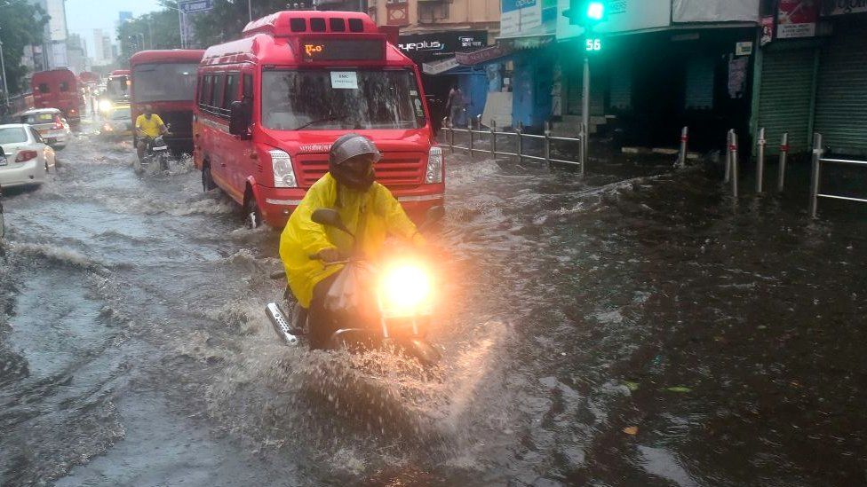 Mes kolapsit të COVID-19 India u godit nga cikloni, të paktën 20 persona humbën jetën