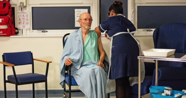 Ndahet nga jeta në moshën 81-vjeçare njeriu i parë i vaksinuar për Covid-19 në botë