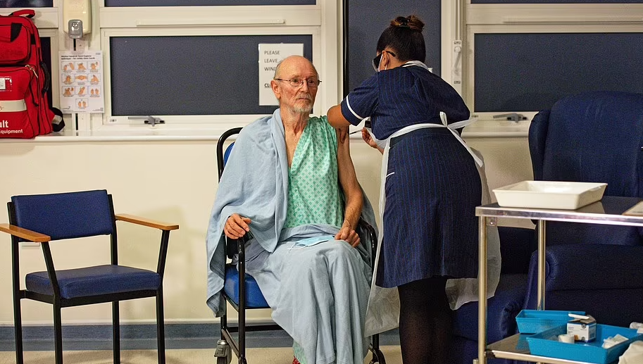 Ndahet nga jeta në moshën 81-vjeçare njeriu i parë i vaksinuar për Covid-19 në botë