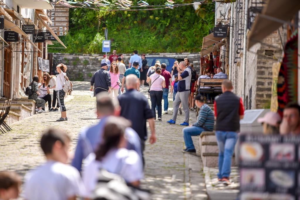 Qyteti i gurtë “zien” nga turistët, kryetari: Ejani se  më e keqja kaloi