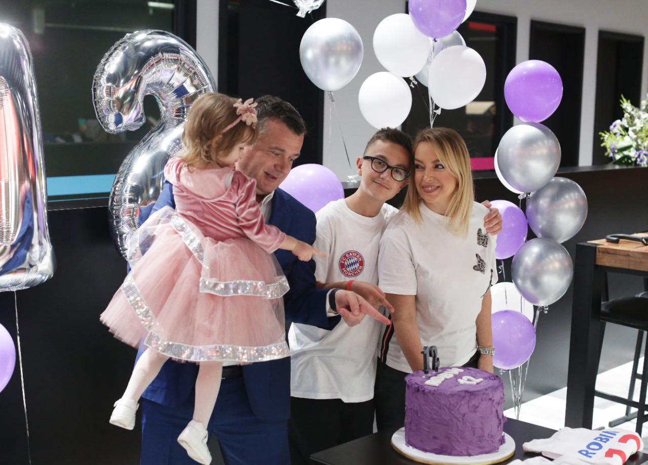 Djali i tij feston 12-vjetorin e lindjes, Taulant Balla nxjerr fotot nga festa private, ja dhurata e veçantë