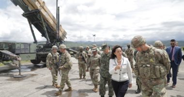 Si bëhet mbrojtja ajrore me raketa? Ambasadorja amerikane nxjerr fotot nga baza e Kuçovës