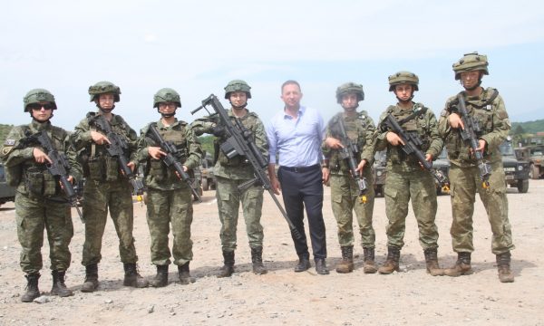 Ushtarja e FSK-së shihet me snajper 14 kilogramësh në duar