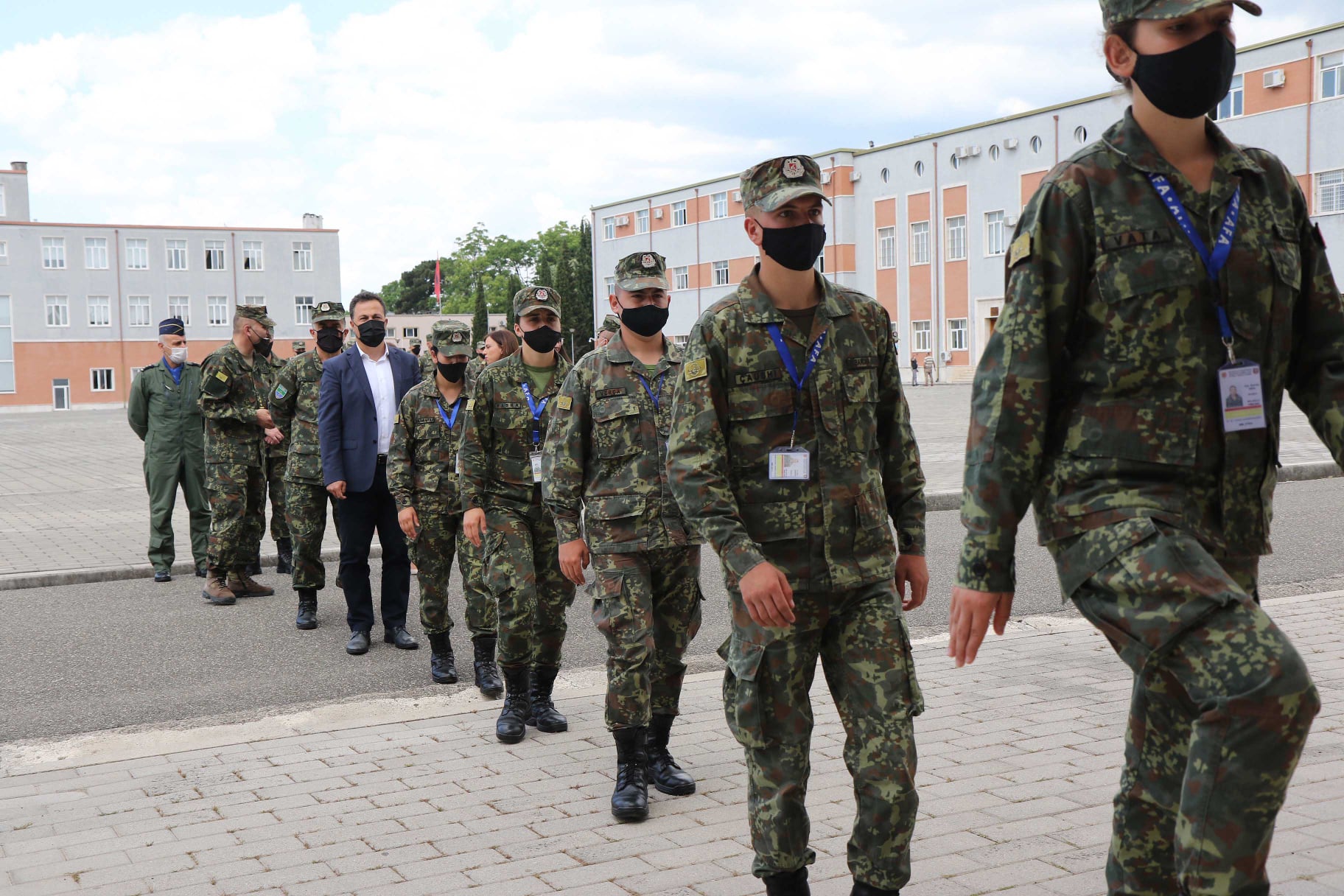 “Dopio diplomë”, Peleshi takon studentët e Akademisë së FA: Ushtarakë sipas modeleve të huaj